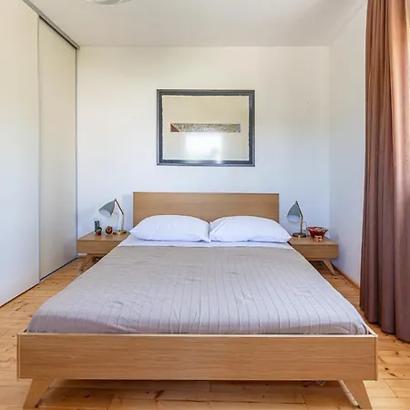 Labin Sleeps 6 Pool Air Con Wifi