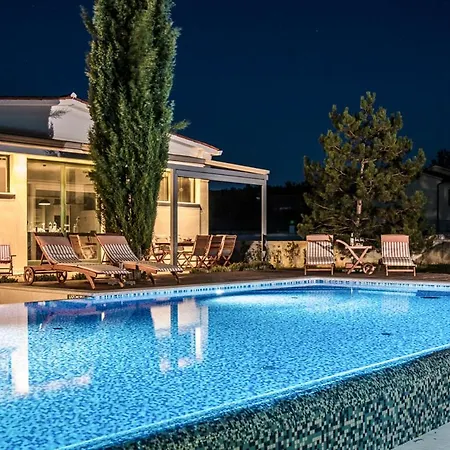 Labin Sleeps 6 Pool Air Con Wifi